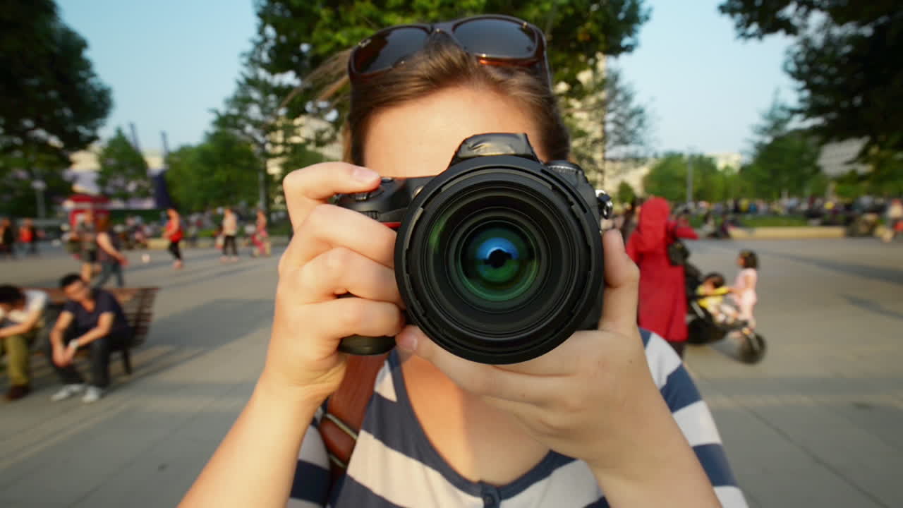 Fotografo di viaggio turista che fotografa la città di Londra al tramonto