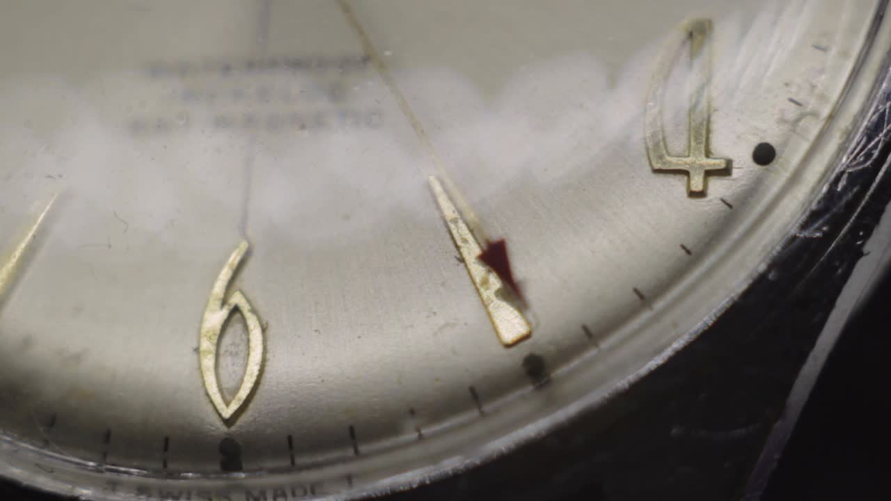 古いスイス製の腕時計が時を刻むレトロなヴィンテージ