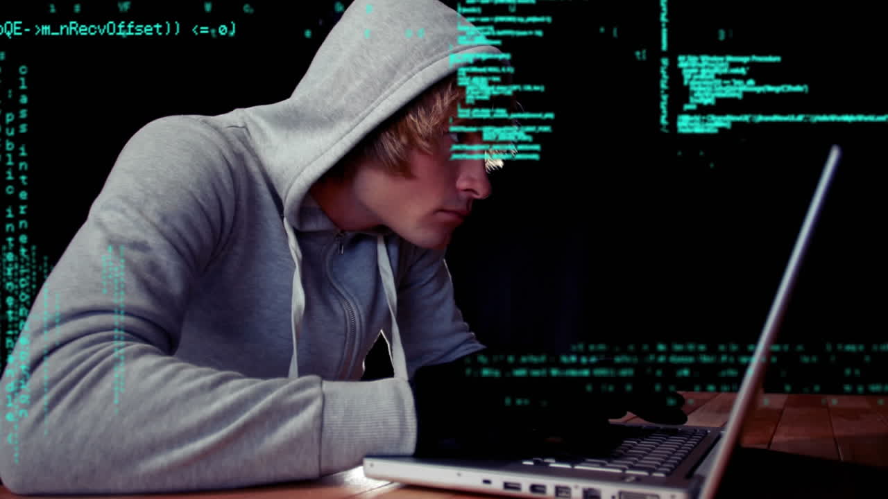 hacker en su computadora portátil