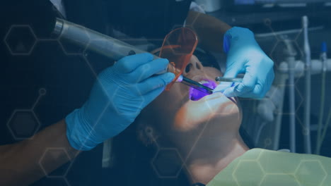 animación de fórmulas químicas y moléculas sobre un paciente masculino biracial en el dentista