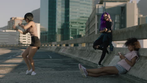 Mujer-Bailando-Joven-Bailarina-De-Hip-Hop-En-La-Ciudad-Realizando-Movimientos-Contemporáneos-Amigos-Viendo-Disfrutando-De-La-Danza-Urbana-De-Estilo-Libre-Chicas-Multiétnicas-Relajándose-Practicando-En-La-Calle