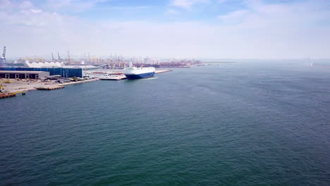 vista aérea del concepto de logística del buque de carga que navega hacia el mar abierto dejando el astillero de laem chabang en la provincia de chonburi, tailandia