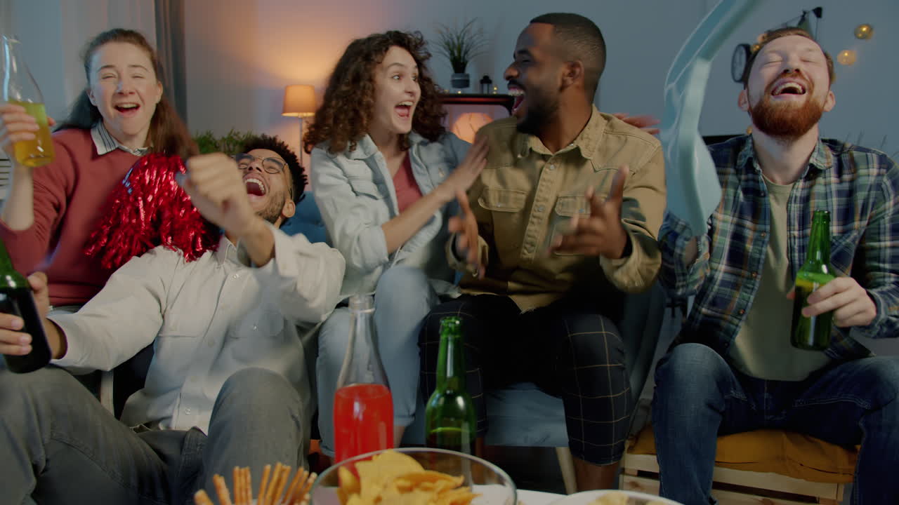 amigos celebrando un evento deportivo