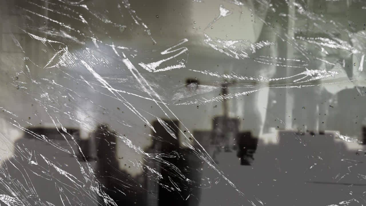 는 사람들과 공장 위에 움직이는 걱거리는 애니메이션