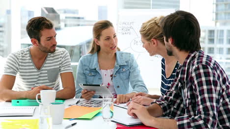 Equipo-De-Diseñadores-Teniendo-Una-Reunión