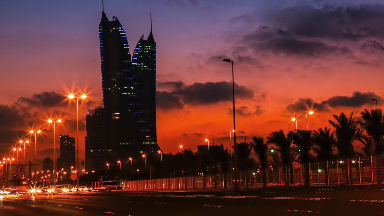 tráfico en una autopista en bahréin - lapso de tiempo - alejamiento
