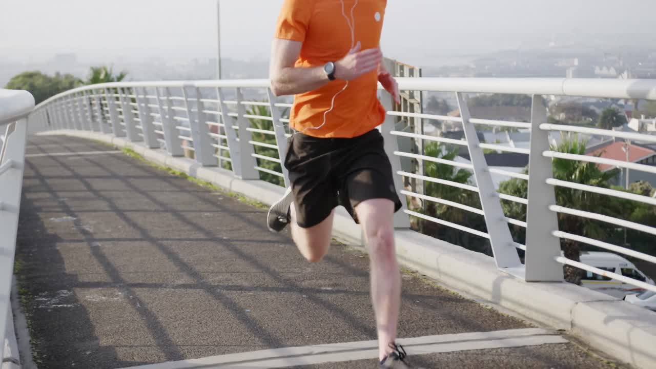 hombre caucásico deportivo entrenando en un puente