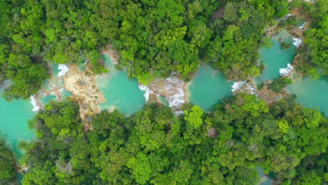 Antenne:-Blick-Von-Oben-Nach-Unten-Auf-Wasserfallkaskaden-Im-Tropischen-Regenwald