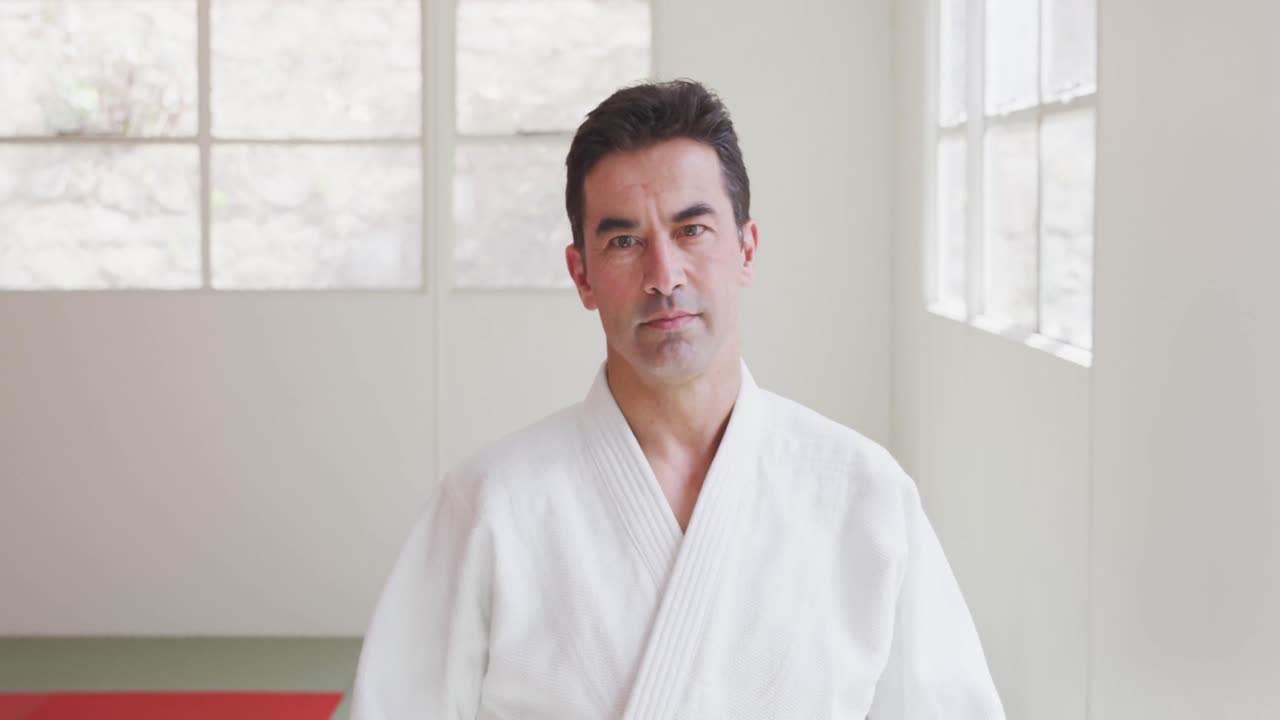 카메라 를 바라보는 유도 선수