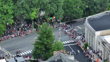 Multitud-Emocionada-Se-Reúne-Esperando-El-Desfile-Del-Día-De-La-Independencia-Americana-Del-4-De-Julio