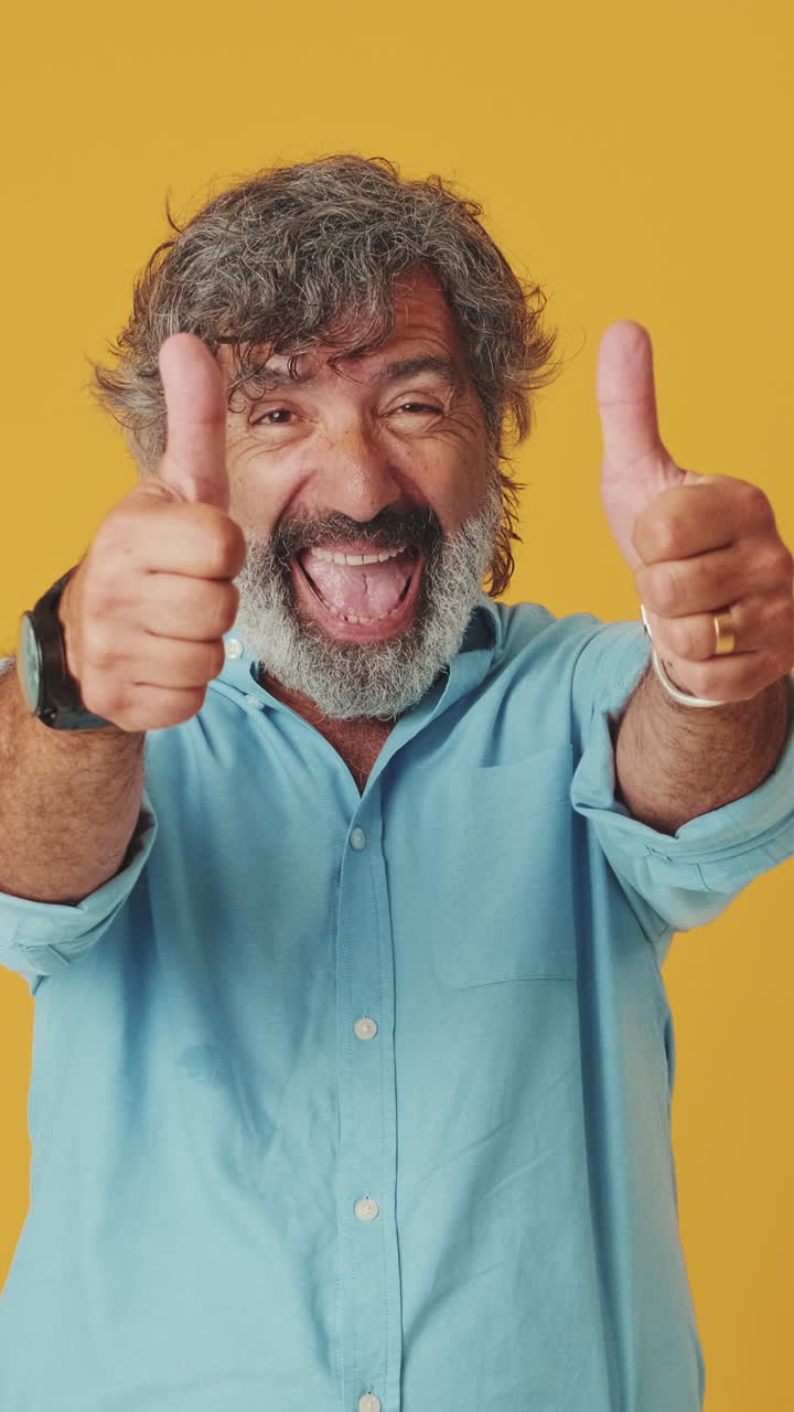 Hombre maduro feliz sonriendo y levantando el pulgar.