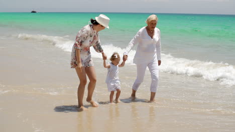 Oma,-Mutter-Und-Kleines-Mädchen-Spazieren-Am-Strand