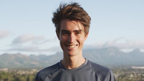 retrato de un joven en el campo