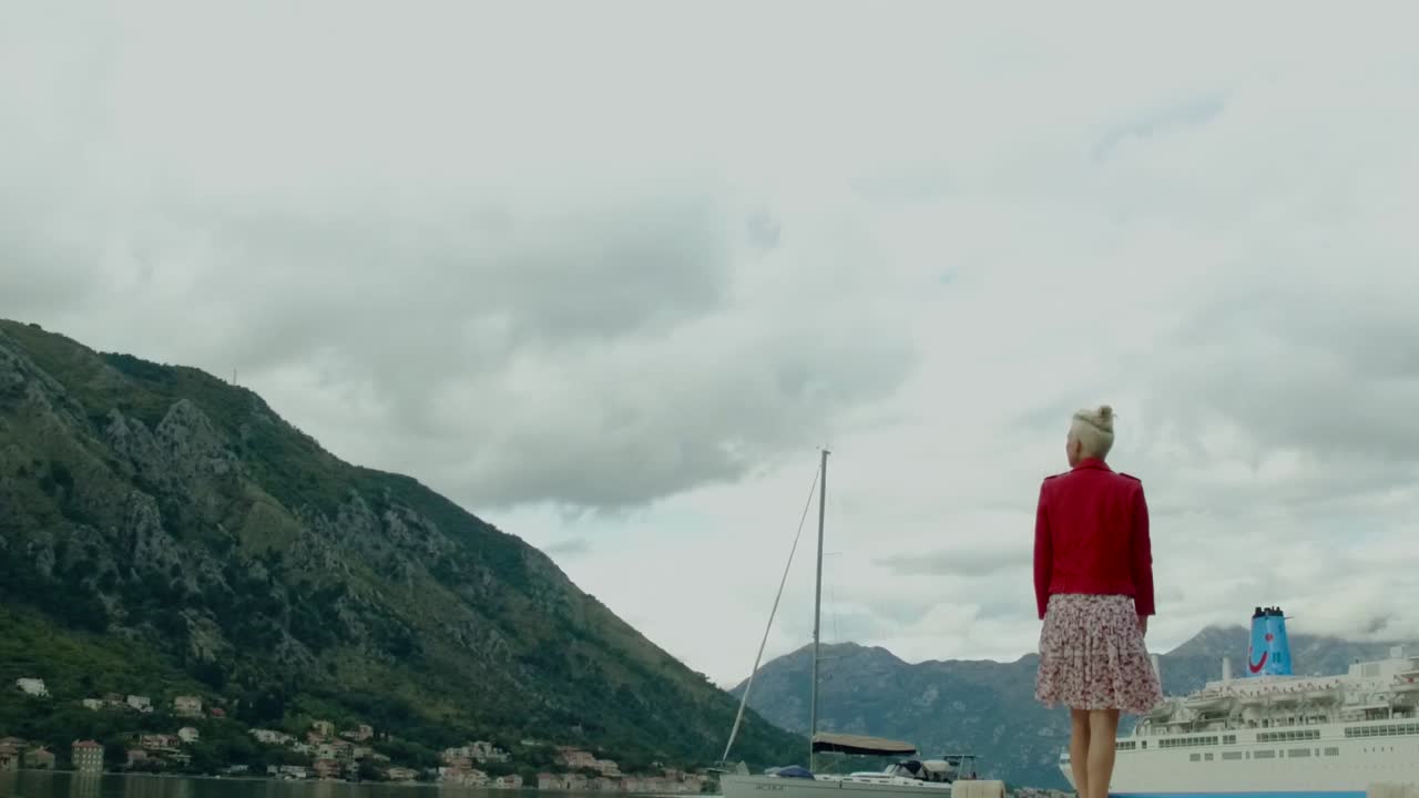 바다에 있는 여자