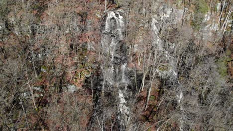 vista aérea de primer plano y toma de establecimiento de la cascada ramhultafallet en el bosque que desemboca en el lago lygnern cerca de göteborg, suecia - marcas de sätila, región de västra götaland - vista de pájaro