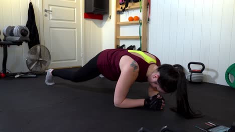 Mujer-Joven-De-Raza-Mixta-Haciendo-Tomas-De-Tablones-De-Antebrazo-En-El-Gimnasio-En-Casa-Durante-La-Cuarentena