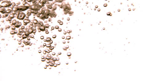 agua burbujeante en superficie blanca