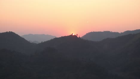 Resplandor-Dorado-Del-Atardecer-Sobre-Los-Picos-De-La-Ciudad-Montañosa-De-Nong-Khiaw-En-Laos,-Sudeste-Asiático