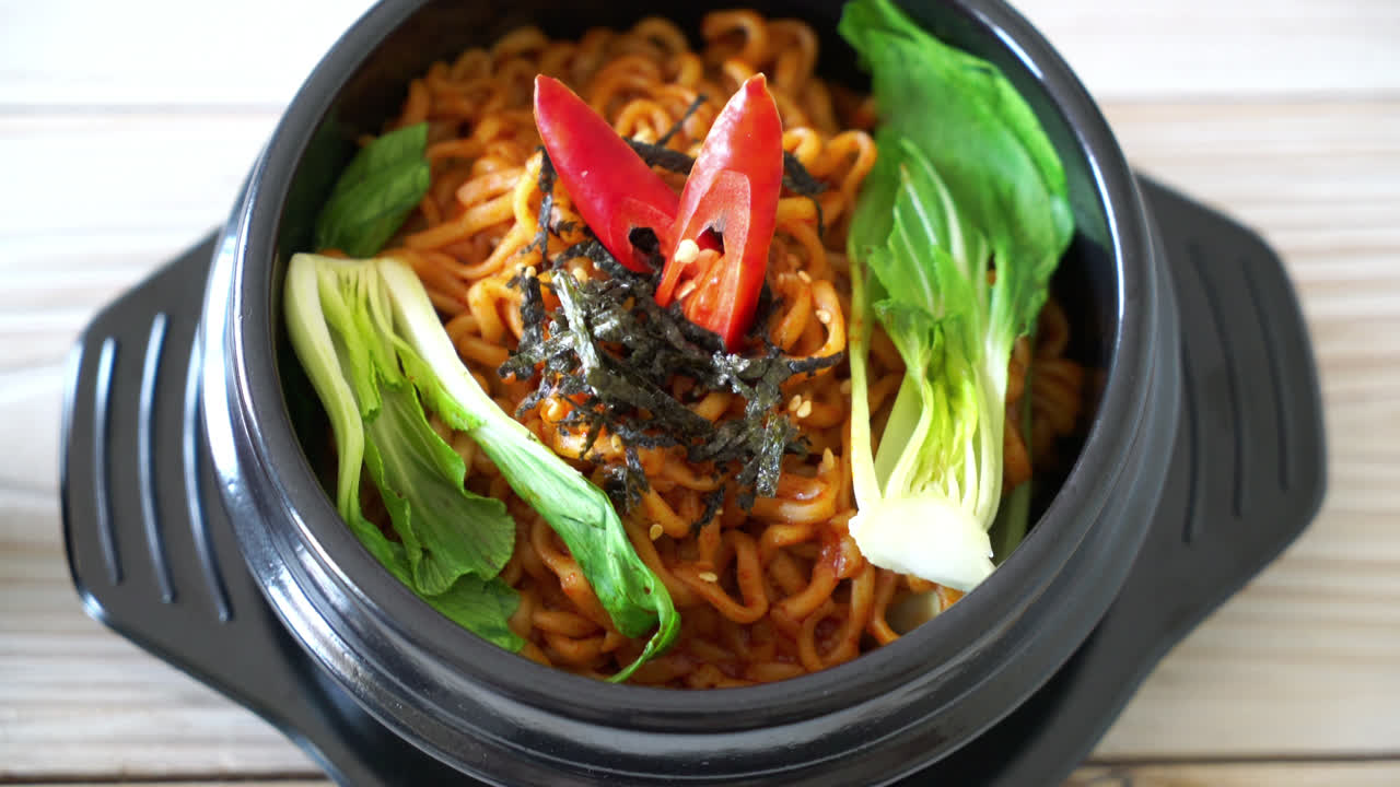 fideos instantáneos coreanos con verduras y kimchi