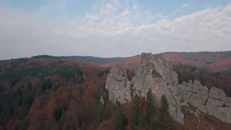 Impresionante-Toma-De-Drones-De-Las-Colinas-De-Las-Montañas-En-El-Bosque.-Otoño.-Vista-Aérea