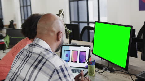 hombres de negocios afroamericanos en videoconferencia con pantalla verde