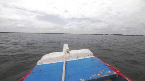barco de pesca crucero áfrica senegal aguas rápidamente