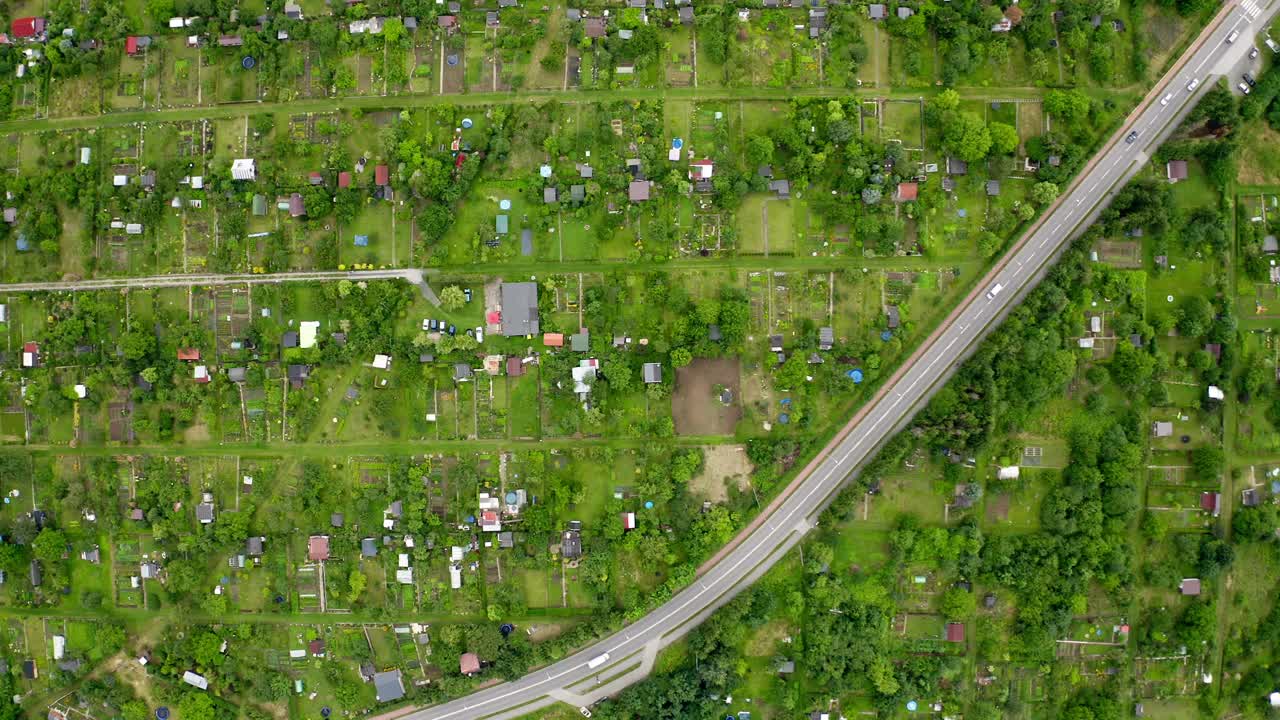 carretera elevada a través del paisaje residencial rural cerca de klodzko en el suroeste de polonia