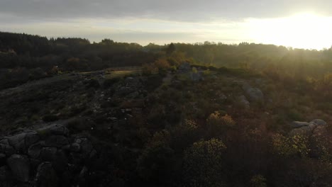 Luz-Del-Sol-Sobre-El-Paisaje-Rural-De-Uchon,-Departamento-De-Saone-et-loire-En-Francia