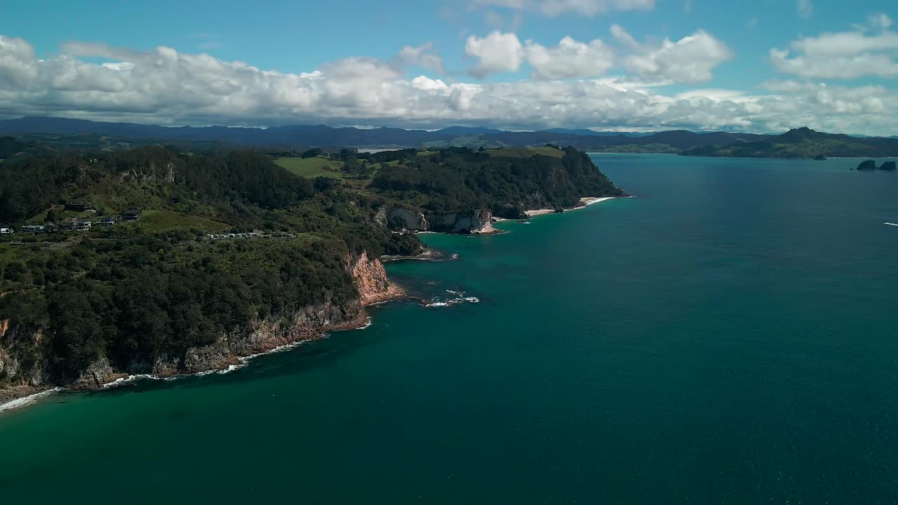 día de verano volando alrededor de cala catedral, isla norte de nueva zelanda