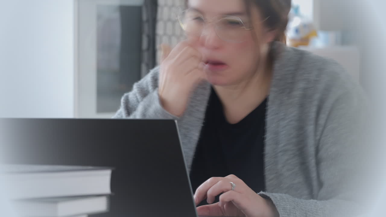 lapso de tiempo de una mujer caucásica productiva que estudia o trabaja de forma remota desde la comodidad de su hogar