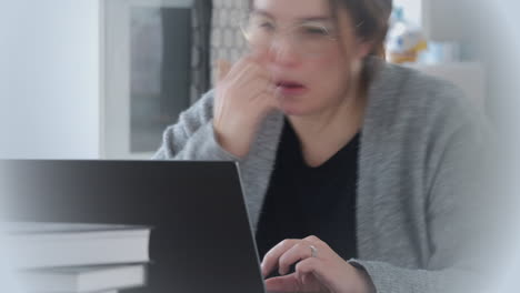 lapso de tiempo de una mujer caucásica productiva que estudia o trabaja de forma remota desde la comodidad de su hogar