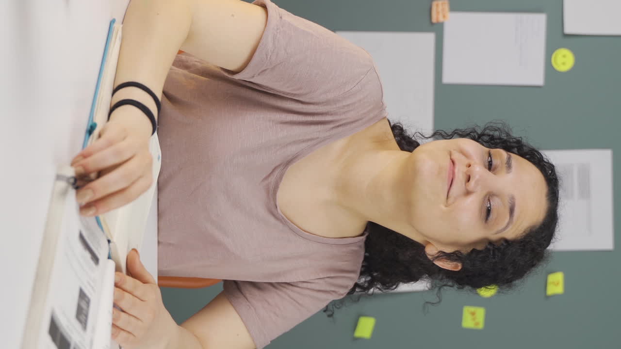 vídeo vertical de una estudiante arrogante y engreída.