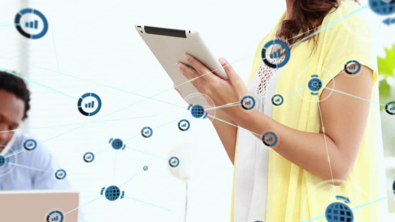 animación de la red de datos a través de diversos colegas de negocios ocasionales que utilizan tabletas y portátiles