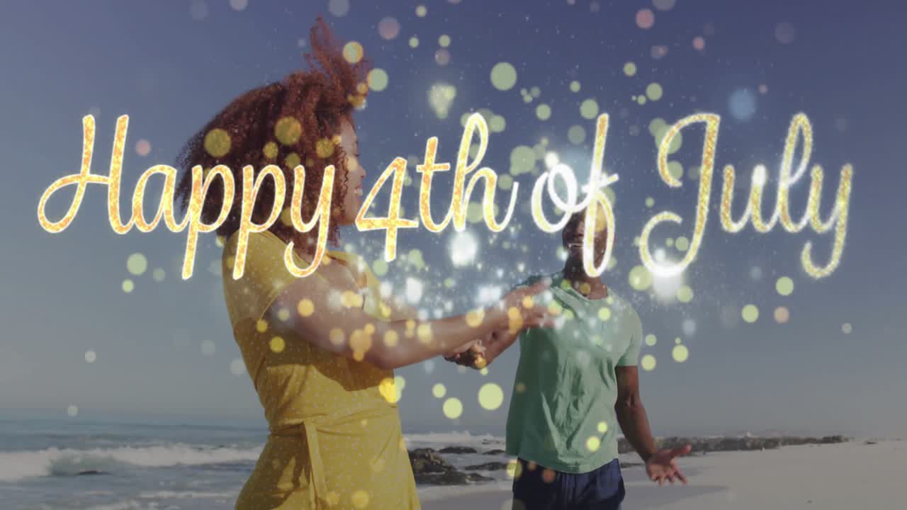 ホリデー広告：ビーチで手をつなぐカップル、金色のきらめきと「Happy July 4th」の文字がきらめきながら踊る。
