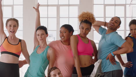 feliz grupo multiétnico de bailarines posando para la foto mujer joven fotografiando amigos en la clase de baile disfrutando de un estilo de vida de fitness saludable juntos compartiendo video en las redes sociales