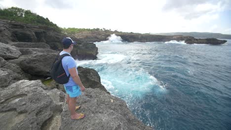 Tourist-Mit-Blick-Auf-Die-Küste-Von-Bali