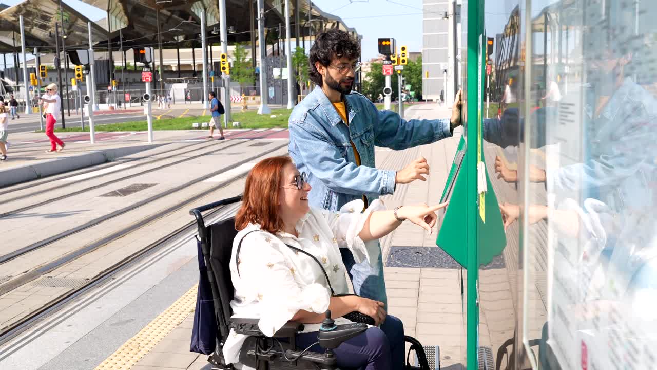 Parada de tranvía accesible con gente