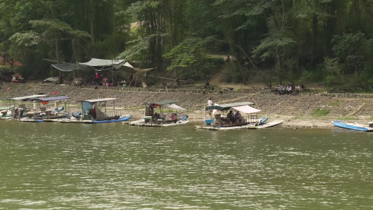 리 강과 강변 계림 중국의 사람과 배