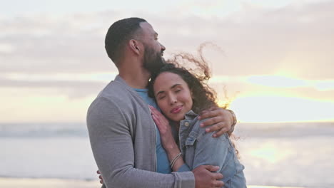 Pareja-Joven,-Abrazo-Y-Playa-Al-Atardecer-Con-Amor