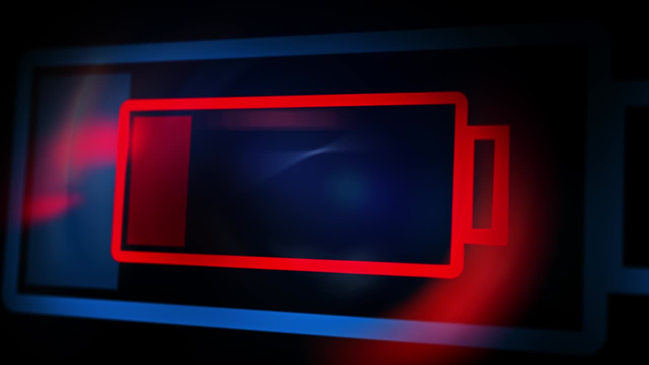 icono de batería baja digital animado rojo de 4k en fondo de bucle transparente negro.