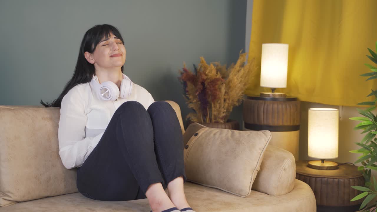 밤에 집에 있는 지친 여자. 무력한 얼굴 표정.