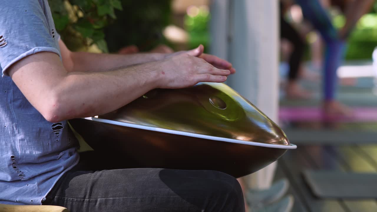 persona que toca el tambor al aire libre