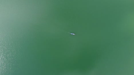 청록색 호수나 바다에서 어선의 공중 전망