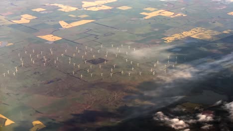 50-Windkraftanlagen-Auf-Einem-Bauernhof-Zur-Energieerzeugung-Im-Ländlichen-Australien-Aus-Dem-Flugzeug