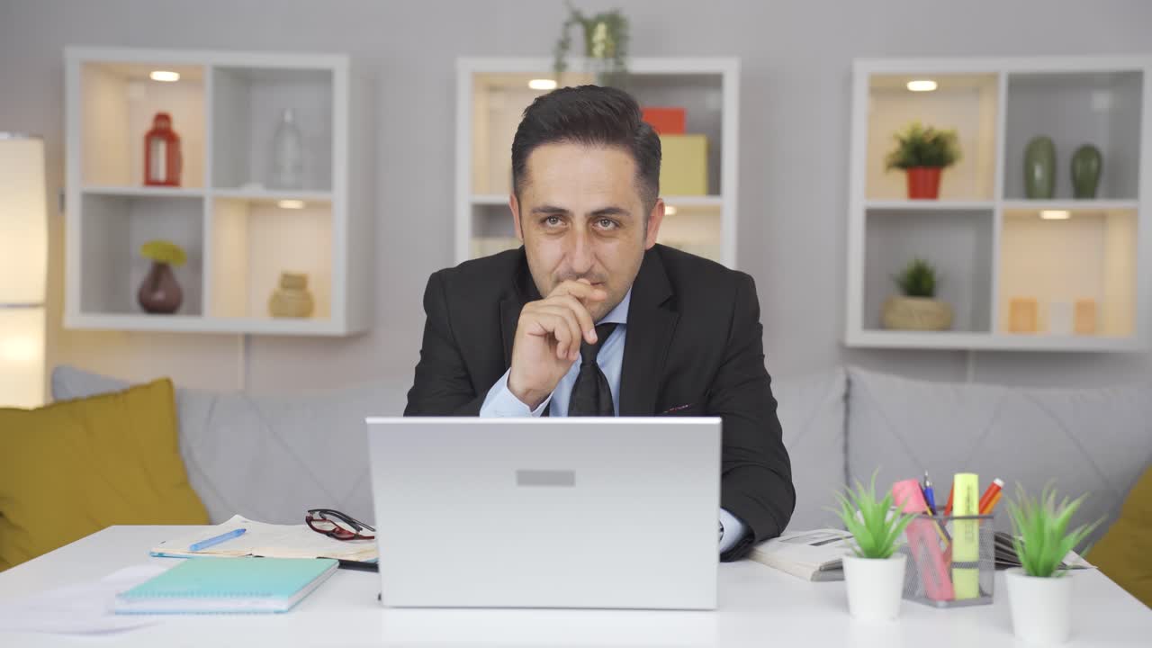 el hombre de la oficina a domicilio se niega y no acepta.