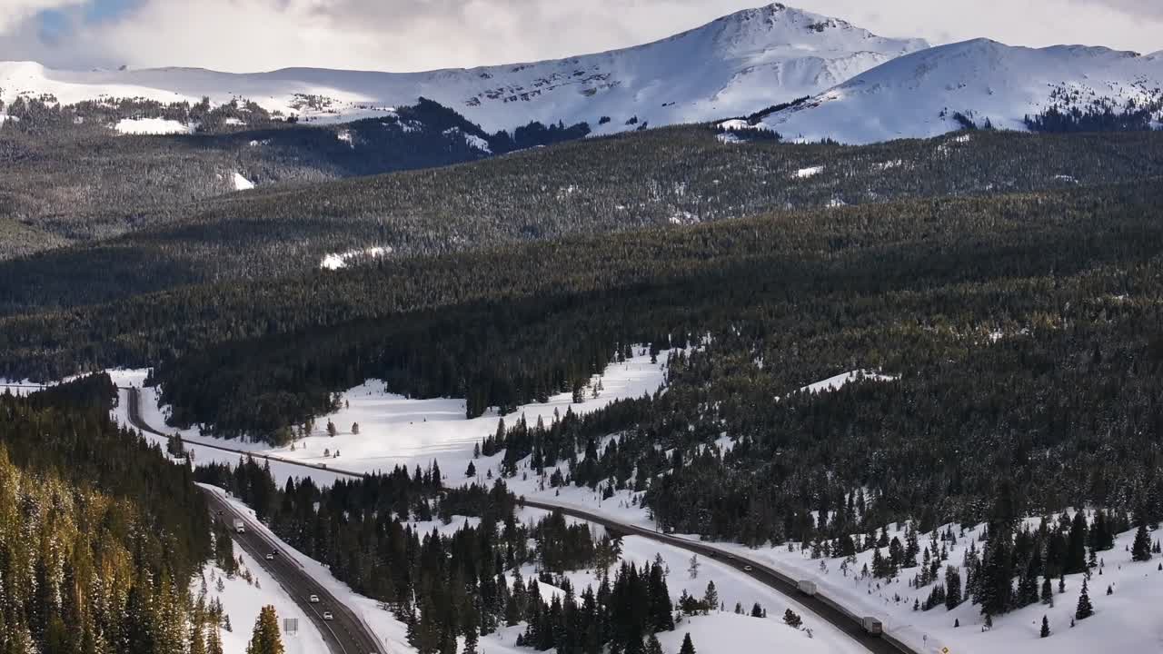 i70 autopista vail pass colorado aviones no tripulados coches camiones paracaídas del cielo cobre montaña estación de esquí sendero corre diez millas rango icon épico invierno picos nevados nubes puesta de sol hora de oro pan hacia adelante movimiento
