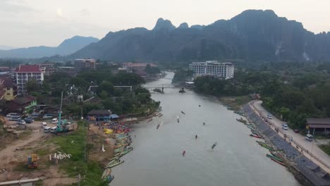 Vuelo-Aéreo-Sobre-El-Río-Nam-Song-En-Vang-Vieng-Con-Barcos-Pasando