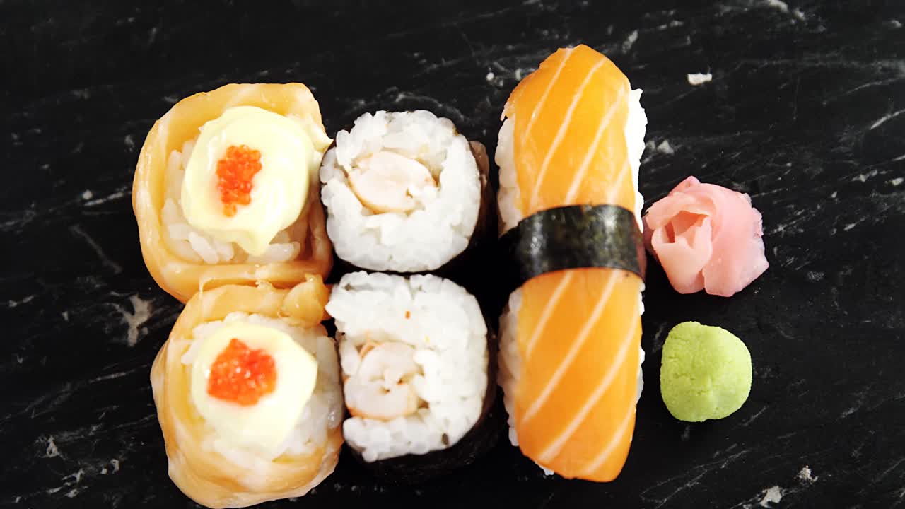 conjunto de sushi variado servido en pizarra de piedra gris