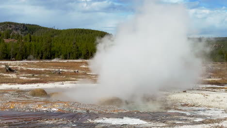 Cinematográfica-A-Mitad-De-Camino-Cuenca-De-Galletas-Viejo-Fiel-Géiser-Erupción-Explosión-Vapor-Parque-Nacional-De-Yellowstone-Plataforma-De-Observación-Cuenca-Superior-Del-Géiser-Otoño-Hermosa-Cielo-Azul-Cámara-Lenta-Todavía