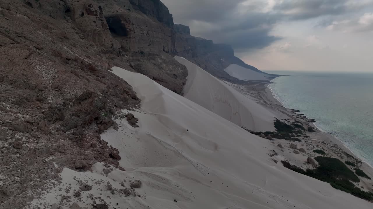 dunas de arena blanca de la playa de arher en la isla de socotra, yemen